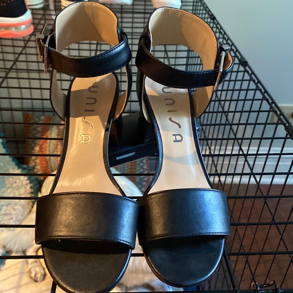 black leather sandles size 6.5  nee without tags